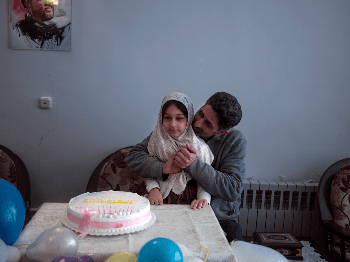 Ali et sa fille. Il a fait la guerre Iran-Irak pendant sept ans, il s’était engagé à 16 ans. © Newsha Tavakolian pour la Fondation Carmignac