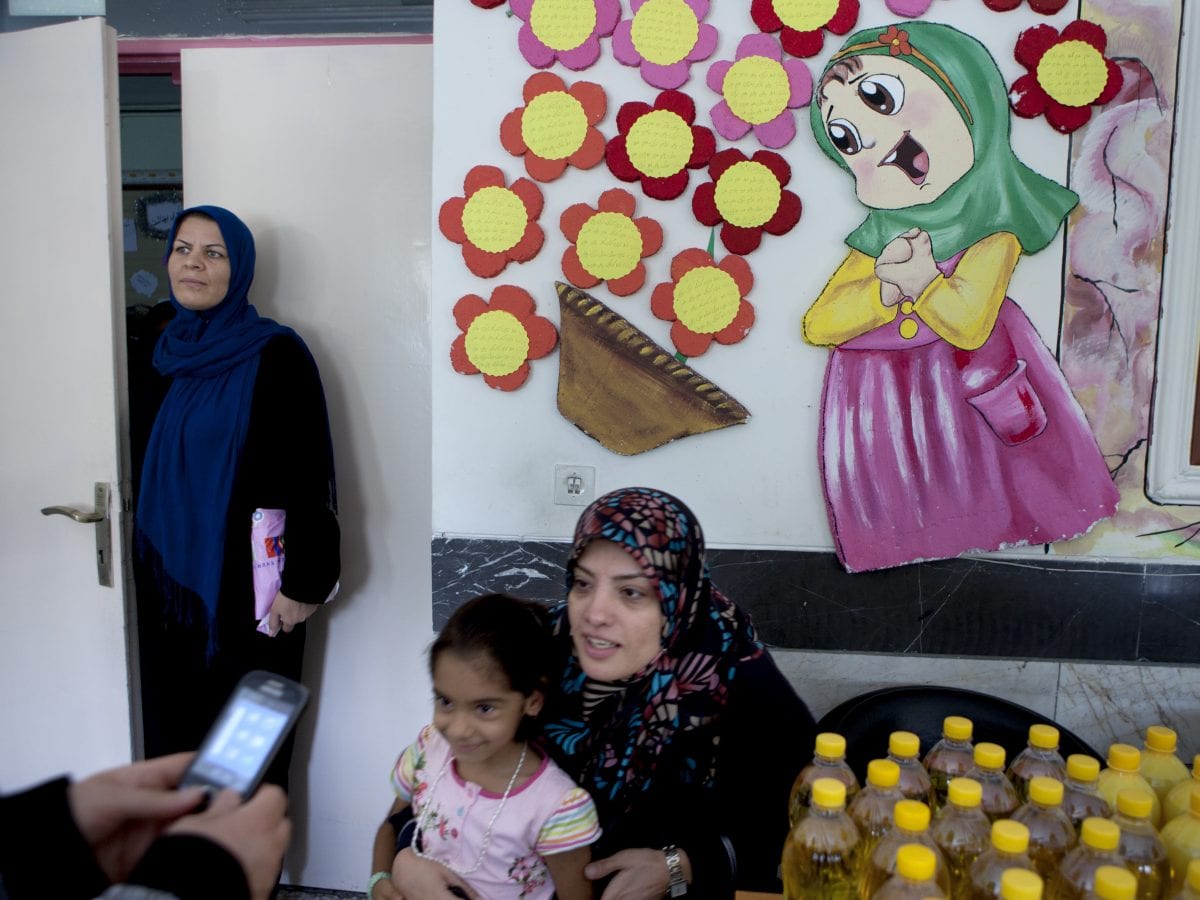 Bénévole lors une campagne d’éducation nutritionnelle à Téhéran. © Newsha Tavakolian pour la Fondation Carmignac