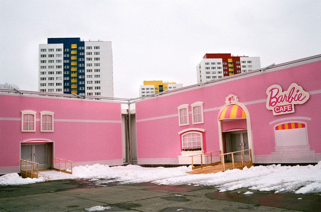 15_Maxime_Ballesteros_-_barbie_cafe__Berlin__2013