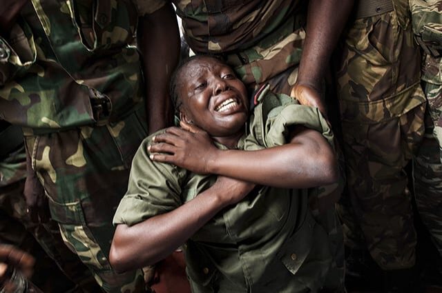 L'émotion d'une combattante des forces armées centrafricaines lors des funérailles de Tanguy Residou © Camille Lepage 