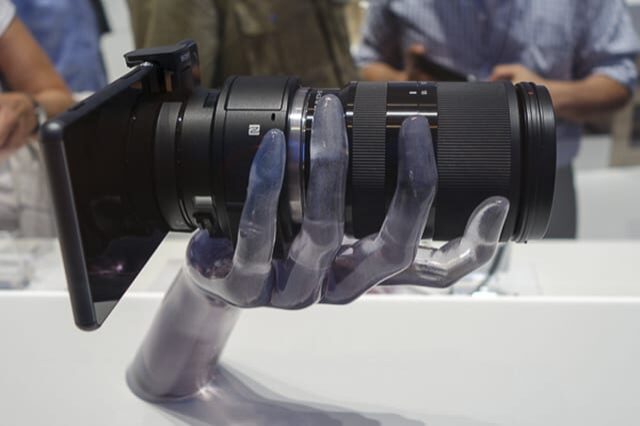 Le Qx1 de Sony en main © Sony