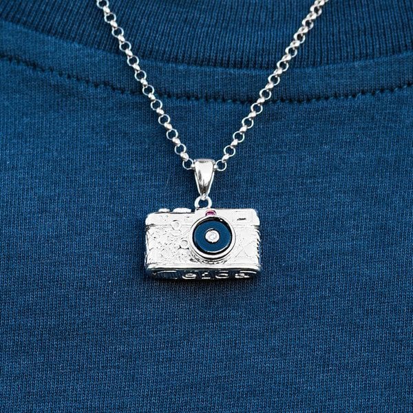 cooph-camera-necklace-background-mobile_grande
