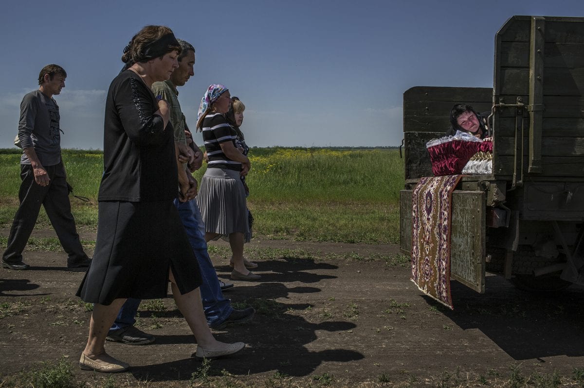 Starovarvarovka, Ukraine - 16 mai 2014:  Nadezhda Starovarvarovka, Ukraine - May 16, 2014: Nadezhda Sanzharevskaya, 49, pleure sa soeur Yelena Ott, décédée à 42 ans, sur le point d'être enterrée. / © Mauricio Lima for The New York Times