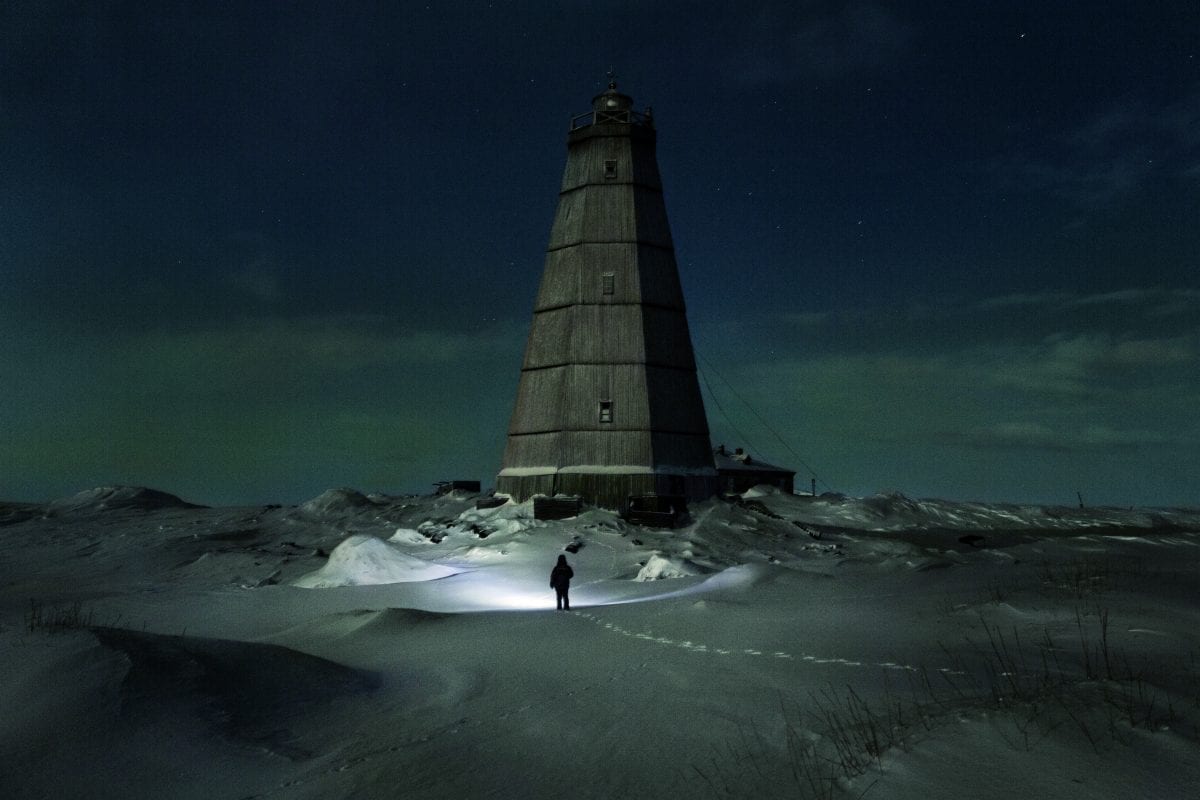 Slava se dirige vers le vieux phare près de la station météorologique de Hodovarikha pour récupérer du bois pour le feu / © Evgenia Arbugaeva