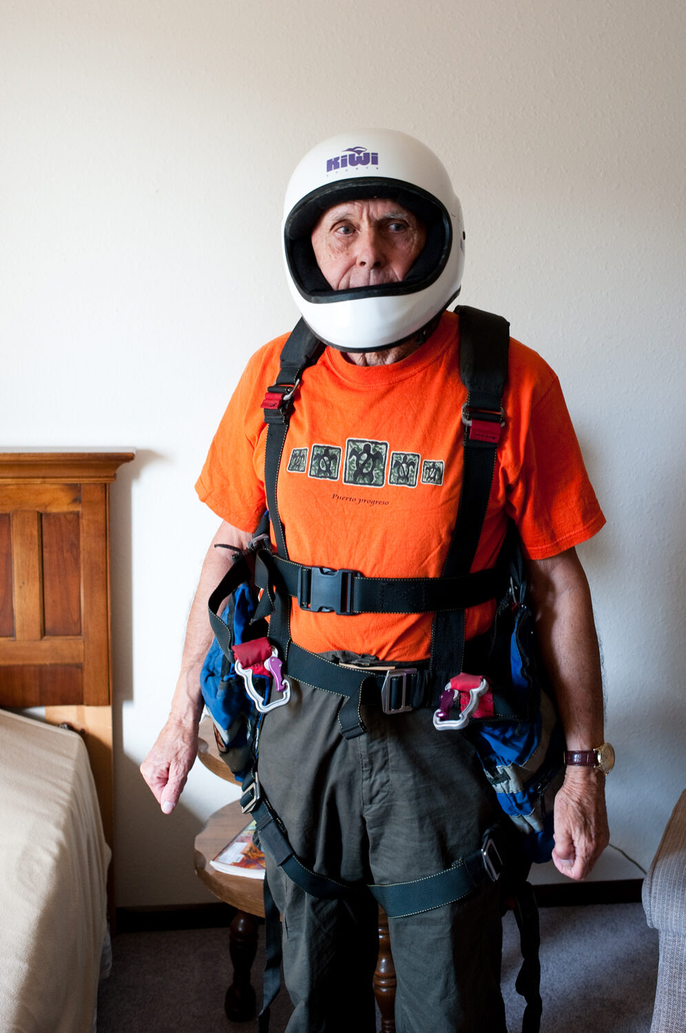 " Le truc que je regrette le plus, c'est de ne pas être devenu astronaute et de n'avoir jamais été dans l'espace " - Dennis, 76 ans.  Photo extraite de la série « If you are lucky you get old  » © Freya Najade