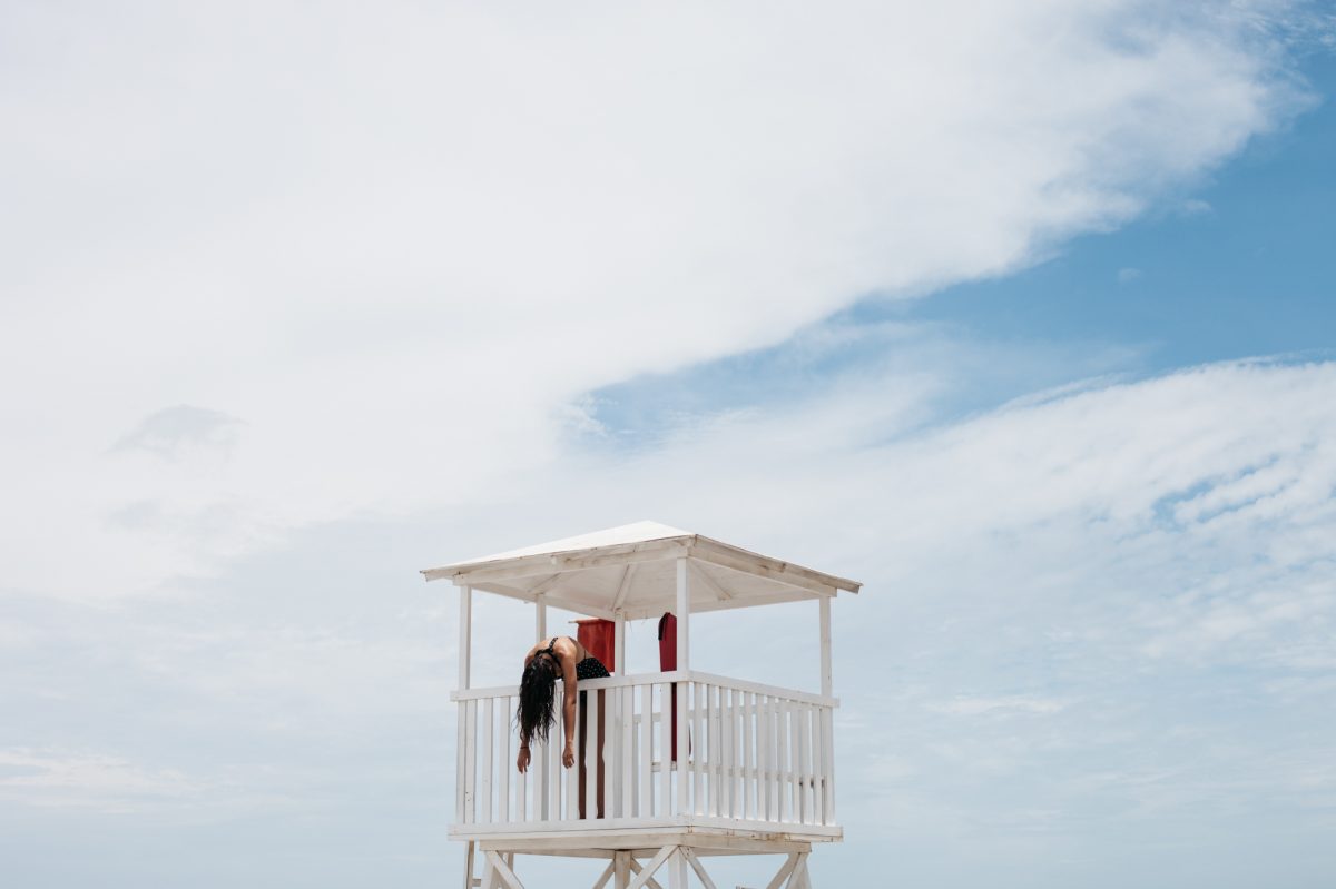 "She look out over the sea and realized how lonely she was" / Photo extraite de la série "I" © Dylanne Lee