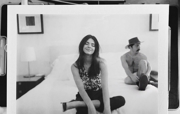 Fisheye Magazine | Il s'incruste sur les photos des Kardashian