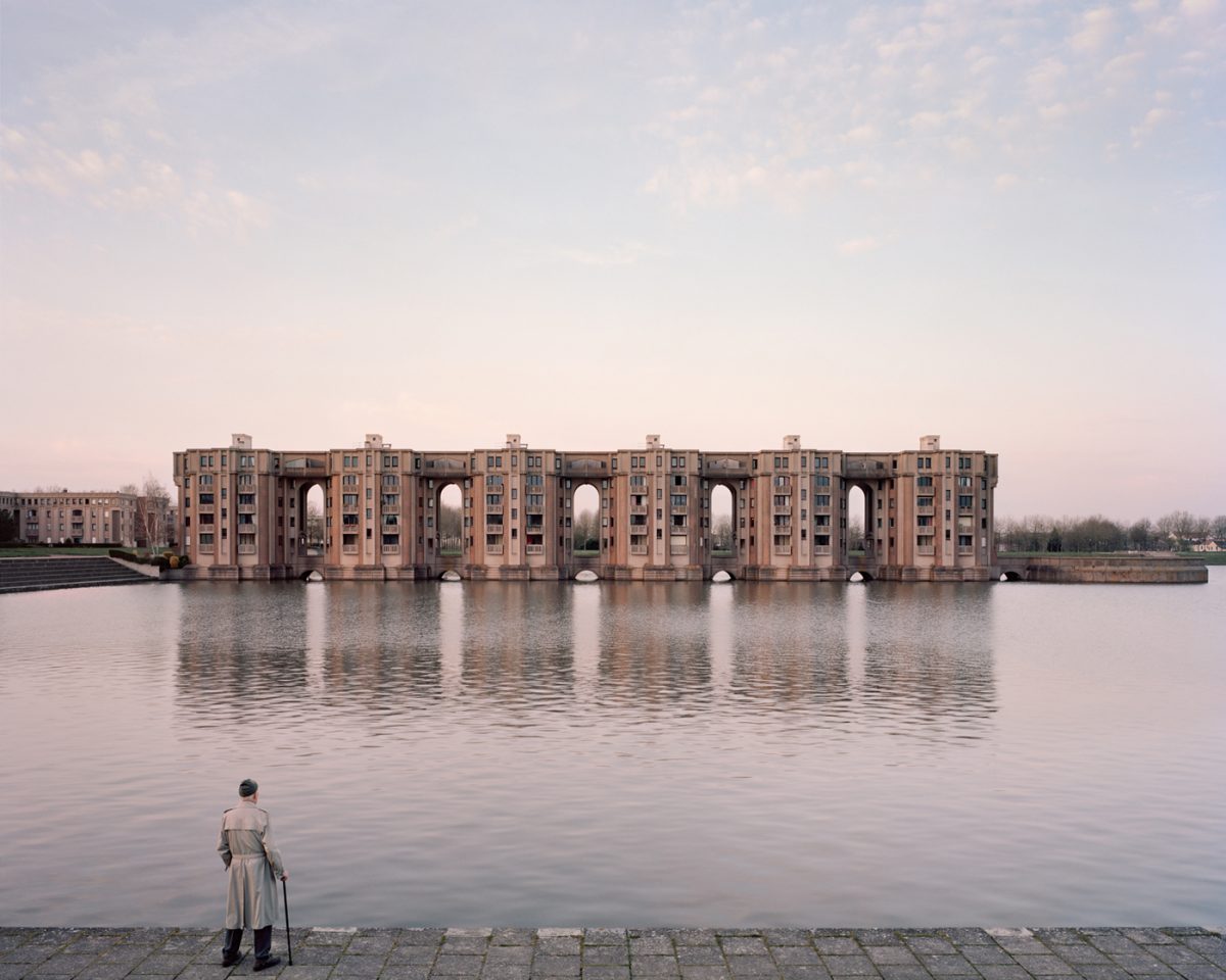 Jacques, 82, Le Viaduc et les Arcades du Lac, Montigny-le-Bretonneux, 2015 / Photo extraite de la série "Souvenir d'un futur" / © Laurent Kronental