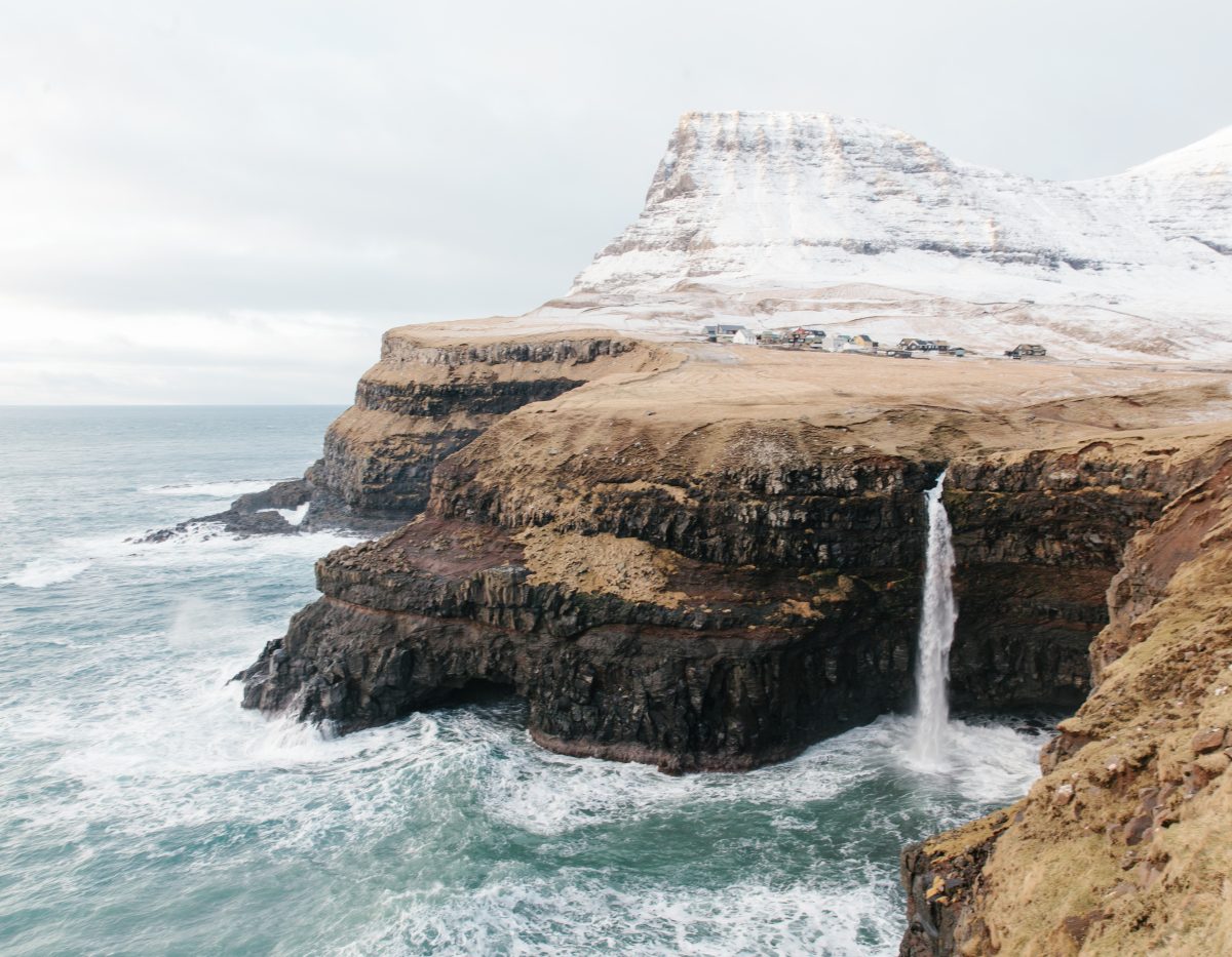Village de Gásadalur, au bord de l'océan Atlantique. 16 habitants. Image extraite de la série "Føroyar" / © Kevin Faignaert 