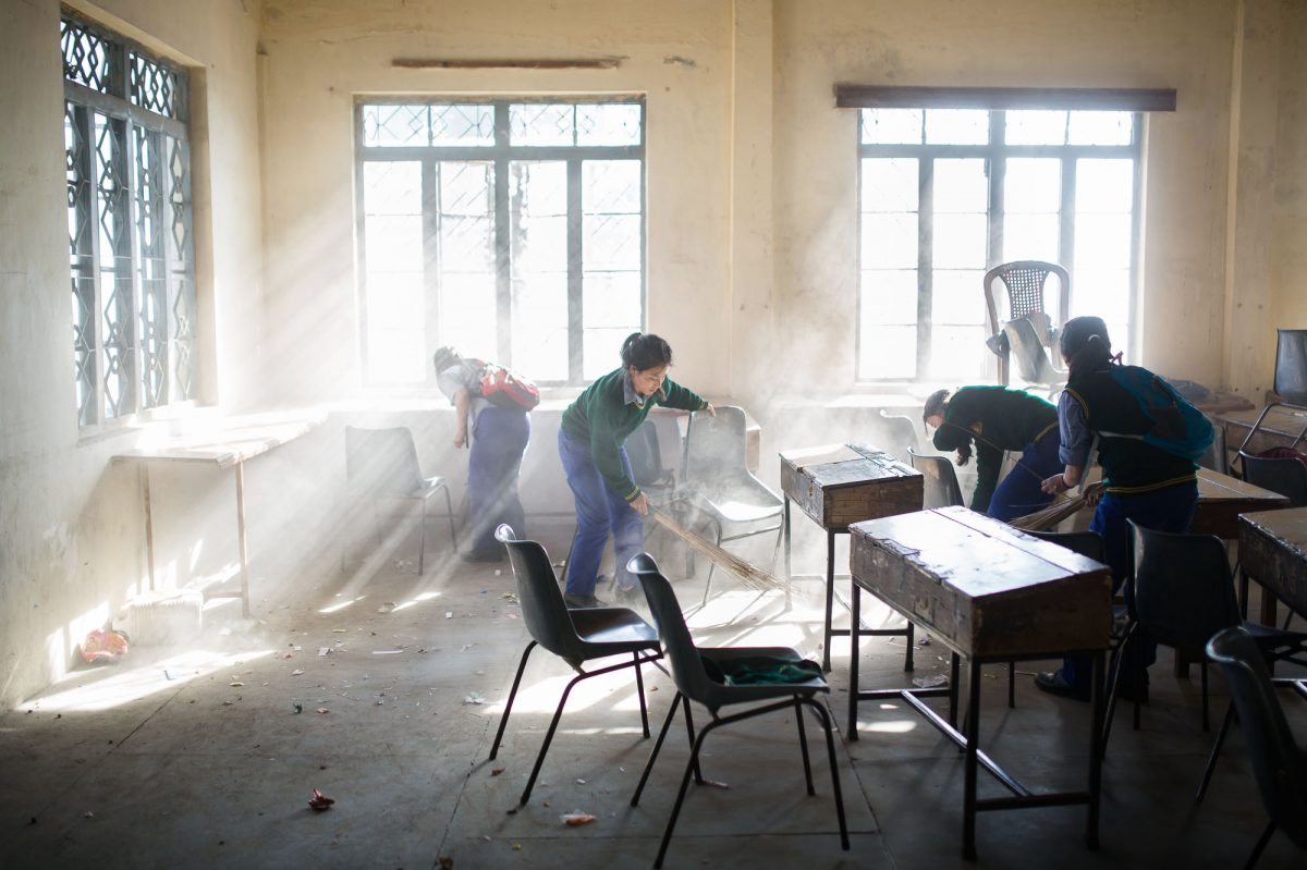 A la fin des cours, vers 16h, les élèves nettoient entièrement la salle de classe. Le reste de la journée est consacré à la prière, aux tâches ménagères, à un peu de détente et surtout aux devoirs / © Anthony Micallef, Haytham Pictures