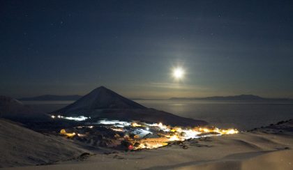 La lune brille au-dessus de la station McMurdo en juin, où la nuit dure 24 heures. La station McMurdo est l'un des lieux où les artistes séjournent durant leur résidence. © Andrew Smith / NSF