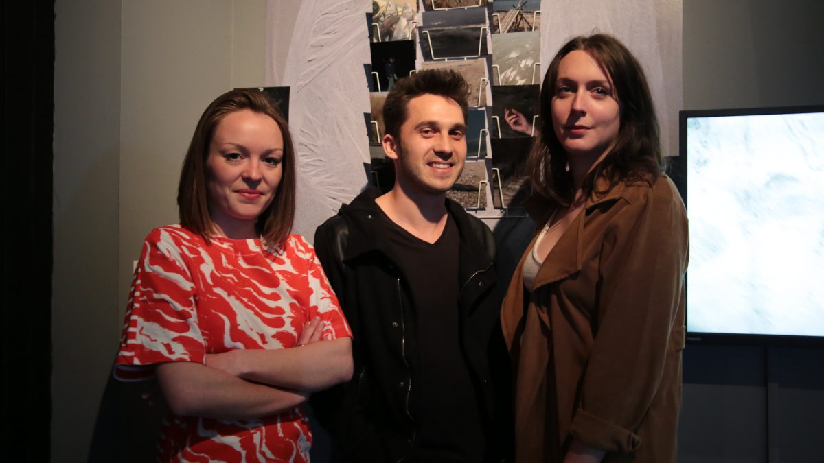 Léa Bernard et Mathilde Vendrin avec Matthias Pasquet au vernissage de l'exposition "Relativités" © Mélany Marfella