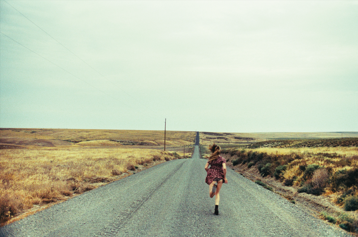 "Run, Run, Run". Photo extraite de la série "Joe's Road" / © Maud Chalard et Théo Gosselin 