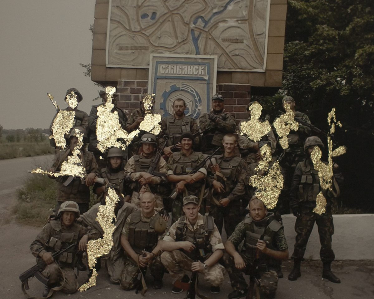 Dans cette escouade, neuf soldats ont été tués et huit ont été blessés. Les hommes recouverts d'or sont morts au combat. / Image tirée de la série "Sparks" / © Wiktoria Wojciechowska