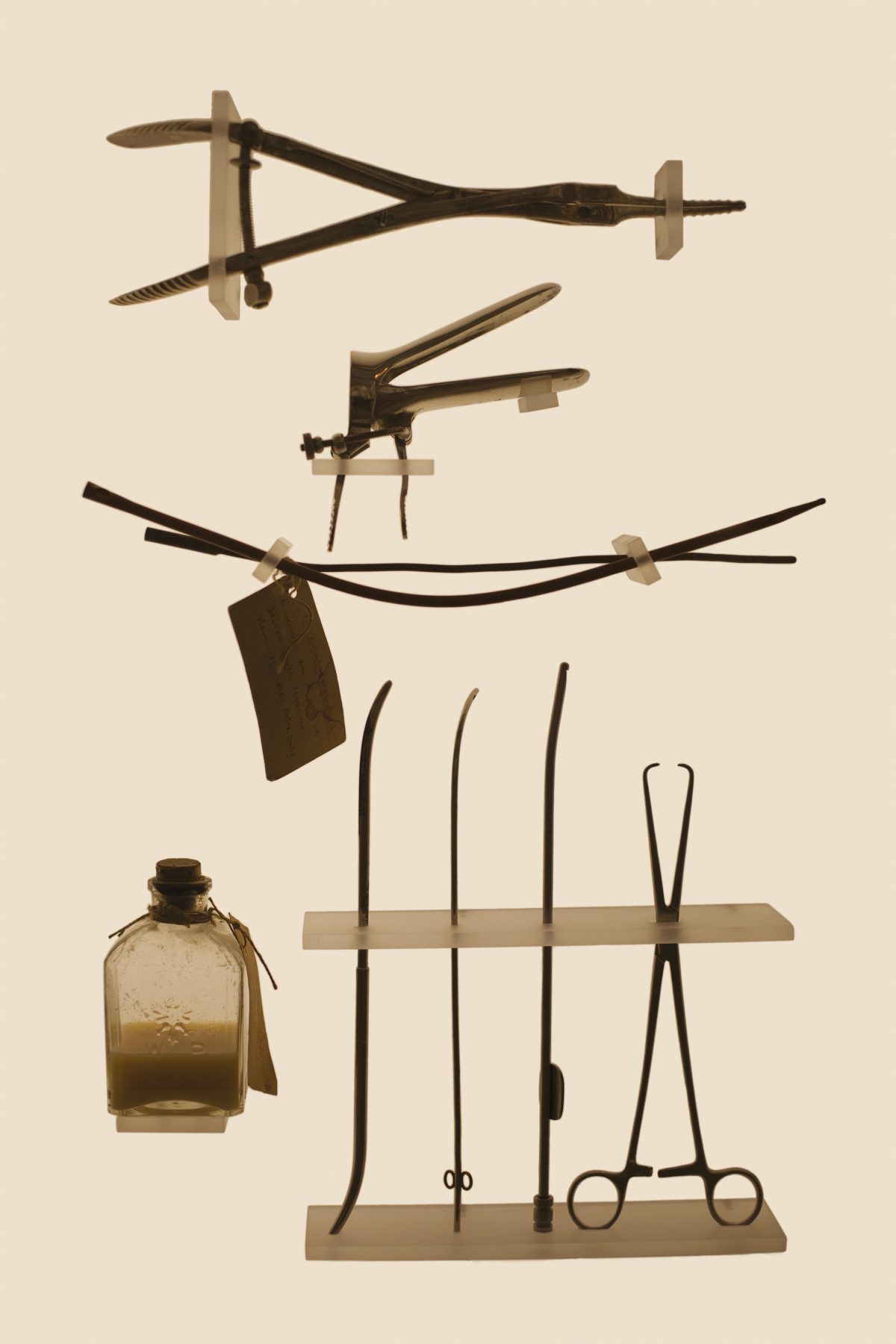 Des outils d'avortement à usage domestique. © Laia Abril / Museum of Conraception and Abortion, Vienne, Autriche, 2015