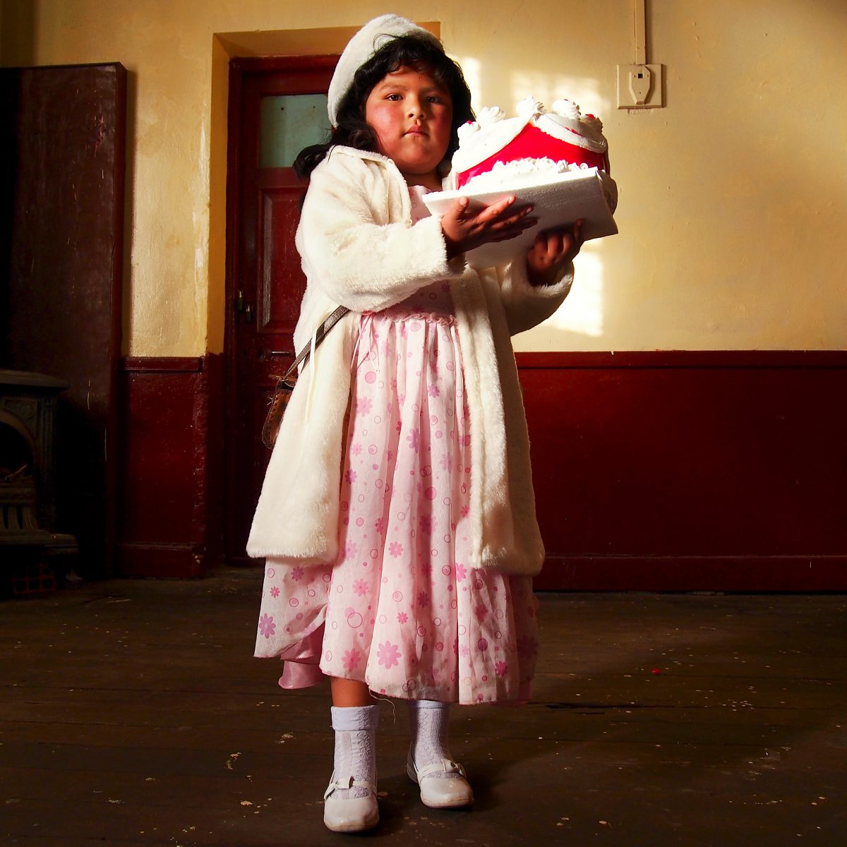 Lydia, endimanchée pour le bal de son école, strictement interdit aux parents… / Uyuni, Bolivie / Extrait de "Around the world in 80 styles", © Marcela Makarova & Philippe-Henry Honegger