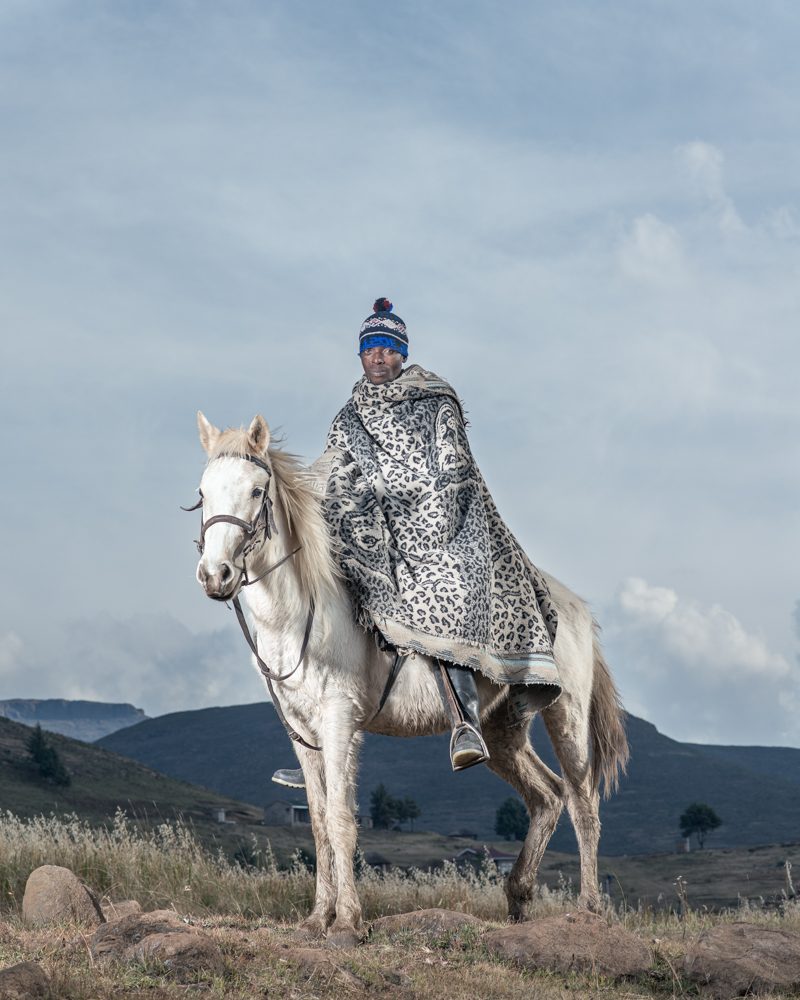 Thabo Lekhotsa à Ha Lesala, Lesotho / Image tirée de la série "The Horsemen of Semonkong" / © Thom Pierce 