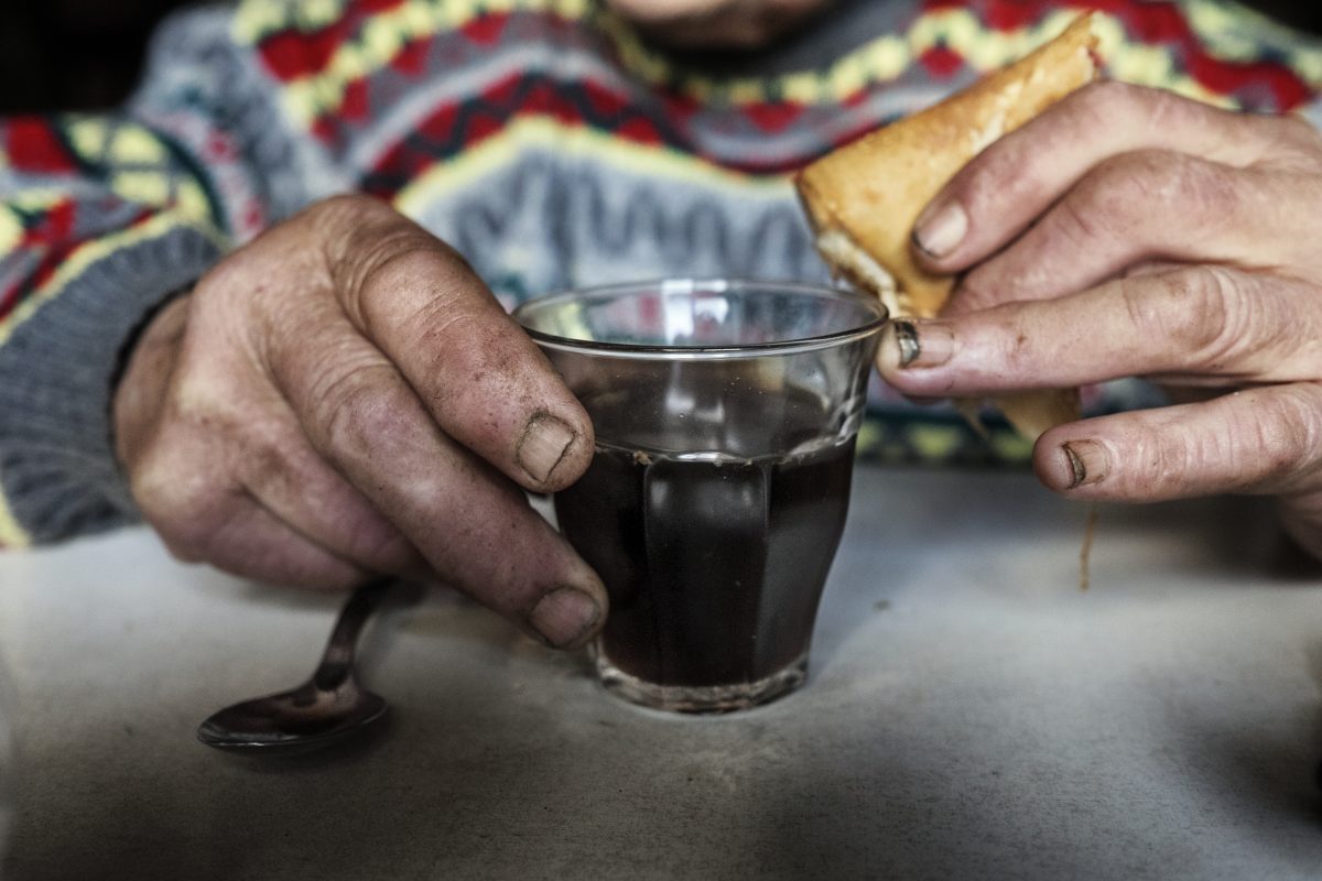 Un jeudi, dans la cuisine de Marie-Claude pour le petit-déjeuner. A l’aube, nous avons d’abord vidé le pot de chambre, qui n’est rien de plus qu’une bassine. Puis nous avons réchauffé le café Jean-Claude avait préparé une semaine plus tôt, dans une cafetière au pied du lit. Ce matin-là, j’ai réalisé que durant la nuit, elle avait confondu le pot de chambre avec la cafetière : « Marie-Claude, tu as pissé dans le café ?! » La maladie d’Alzheimer est la quatrième cause de décès en France. Marie-Claude, elle, n’est pas traitée contre cette maladie / Extrait de « Marie-Claude, la dame aux poupées », © Mélanie Wenger