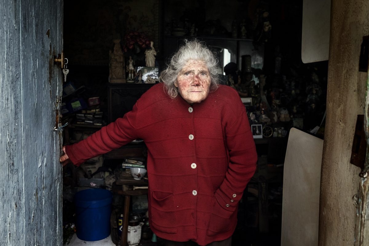 En ouvrant sa porte, Marie-Claude apparaît avec une nouvelle cicatrice sur son nez. Elle n’explique pas ce qu’il s’est passé. Elle évoque une chute depuis le toit, mais c’était il y a un an. Puis : « Quoi ? Quelle cicatrice ? Ah oui, il y a du sang ! » et la conversation reprend depuis le début. / Extrait de « Marie-Claude, la dame aux poupées », © Mélanie Wenger
