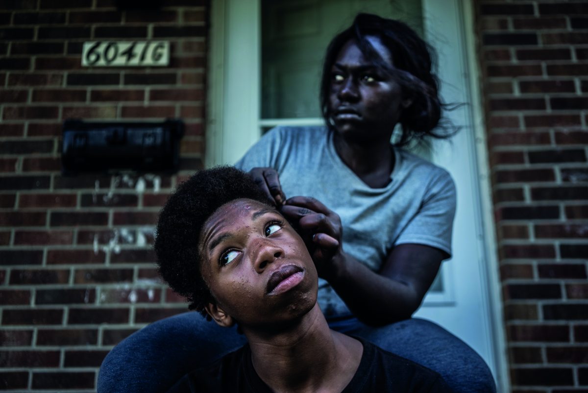 Briana, 18 ans, tresse les cheveux de sa voisine devant sa maison, dans le nord de Flint. Claressa et sa sœur Briana sont très proches, mais pendant que Claressa se prépare pour ses seconds JO, Briana n’a pas trouvé sa voie. Elle a quitté l’école et élève son fils Bradford, que tout le monde appelle Fatdaddy. 