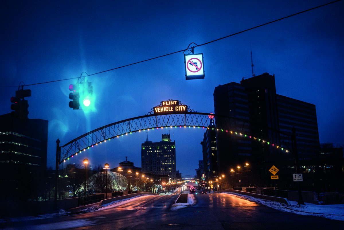 Le panneau iconique de « Vehicle City » surplombe l'entrée du centre-ville de Flint. La ville ne fabrique plus de véhicules, mais la fierté d'être le berceau de General Motors persiste chez ses habitants. Flint. / Extrait de "T-Rex", © Zackary Canepari Claressa (dans la voiture) dit au revoir à Adrell Holmes, son petit ami. La championne olympique part de Flint pour s'installer dans le Colorado, laissant derrière elle ses amis et sa famille. Juin 2015. / Extrait de "T-Rex", © Zackary Canepari Fatdaddy, le fils de Briana, dans le dernier appartement occupé par sa mère, dans le nord de Flint. Au moment de cette photo, le père de Fatdaddy était en prison. Août 2015. / Extrait de "T-Rex", © Zackary Canepari Chez sa grand-mère, Fatdaddy regarde par la fenêtre. Celles-ci sont en plastique parce que la maison d'à côté a brûlé à Halloween. Flint. / Extrait de "T-Rex", © Zackary Canepari Le panneau iconique de « Vehicle City » surplombe l'entrée du centre-ville de Flint. La ville ne fabrique plus de véhicules, mais la fierté d'être le berceau de General Motors persiste chez ses habitants. Flint.