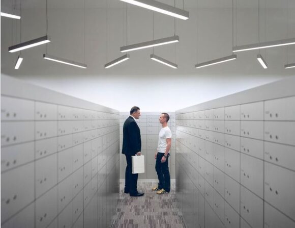 Tony Reynard et Christian Pauli, dans une des salles des coffres haute sécurité du Freeport de Singapour,