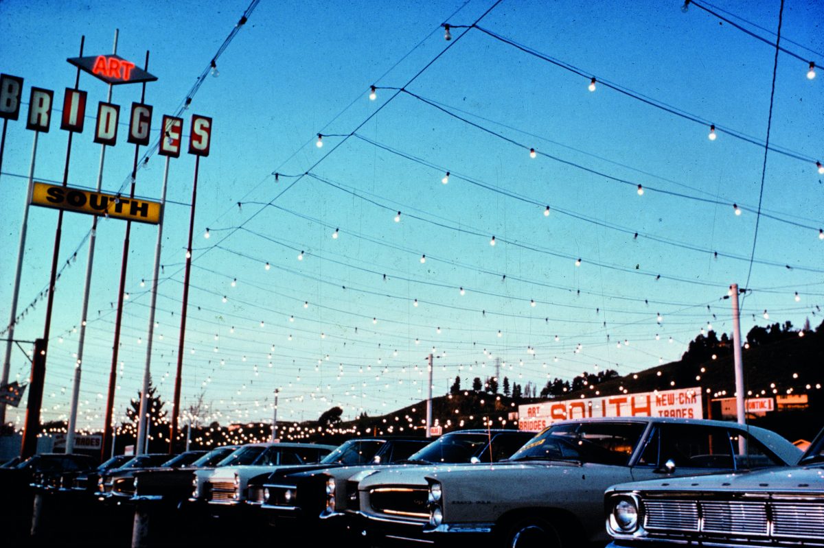 Axe commercial, décorations de rue, vendeur de voitures d’occasion, Mission Boulevard, Hayward, Californie, 1967. Photo de J. B. Jackson.<br /> © J. B. Jackson / Pictorial Material Collection, University of New Mexico Librairies