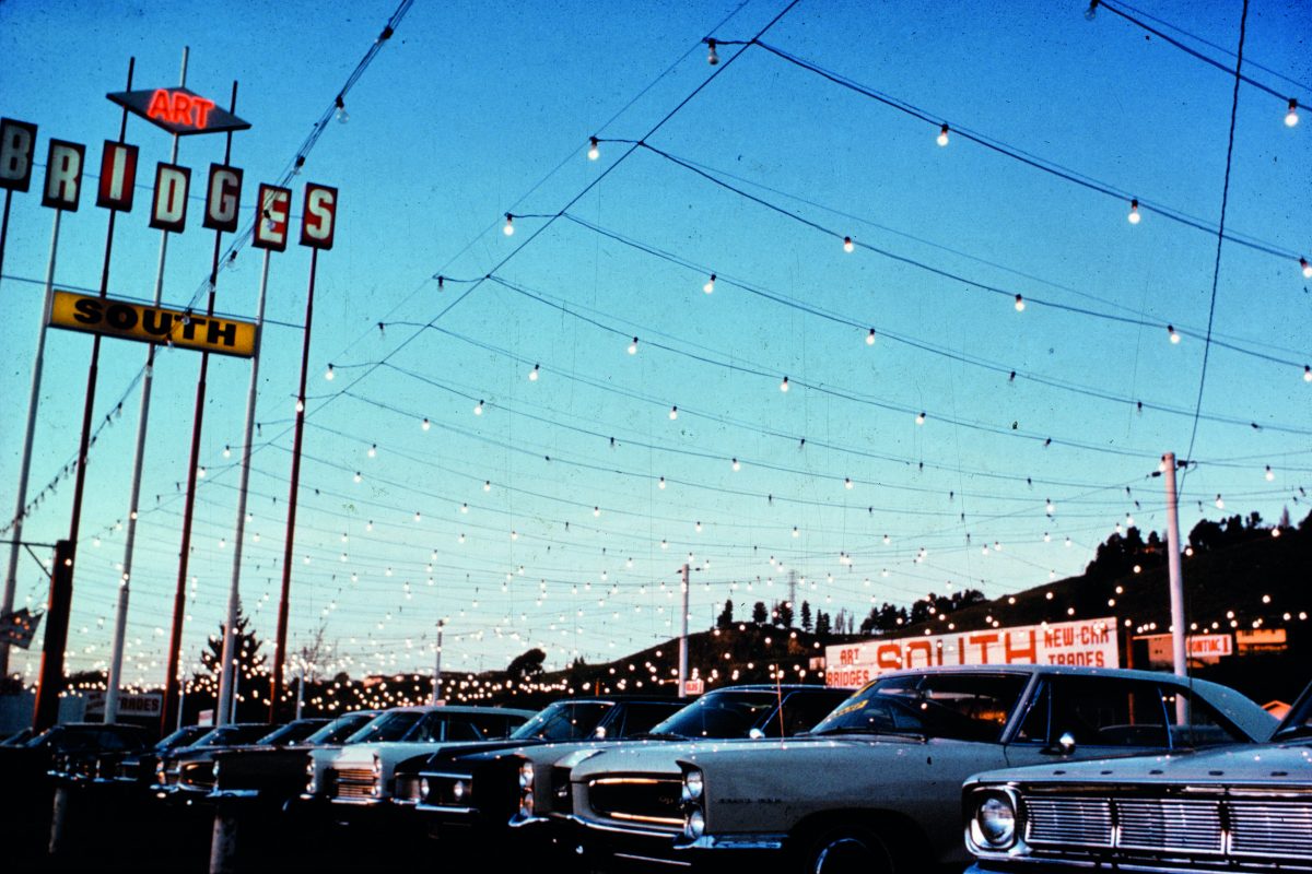 Axe commercial, décorations de rue, vendeur de voitures d’occasion, Mission Boulevard, Hayward, Californie, 1967. Photo de J. B. Jackson.<br /> © J. B. Jackson / Pictorial Material Collection, University of New Mexico Librairies