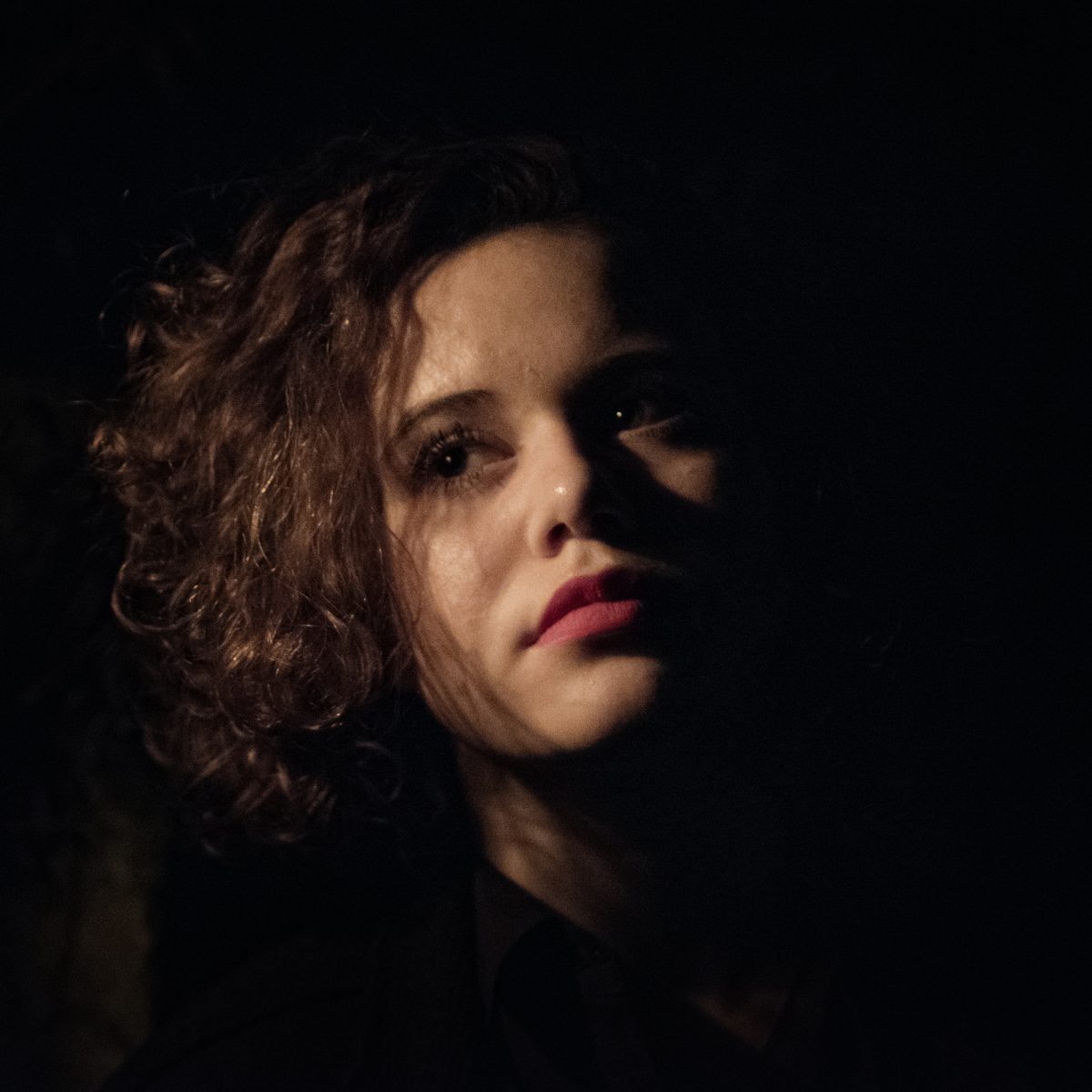 "Cette jeune fille, Mathilde, 16 ans, c’est aussi une rencontre fabuleuse. Dans sa manière de poser, elle a quelque chose de la comédienne des années 50. Alors qu’elle ne se trouve pas jolie du tout ! Elle m’a révélé quelque chose pendant notre séance." Extrait de "Faros" / © Marie Moroni