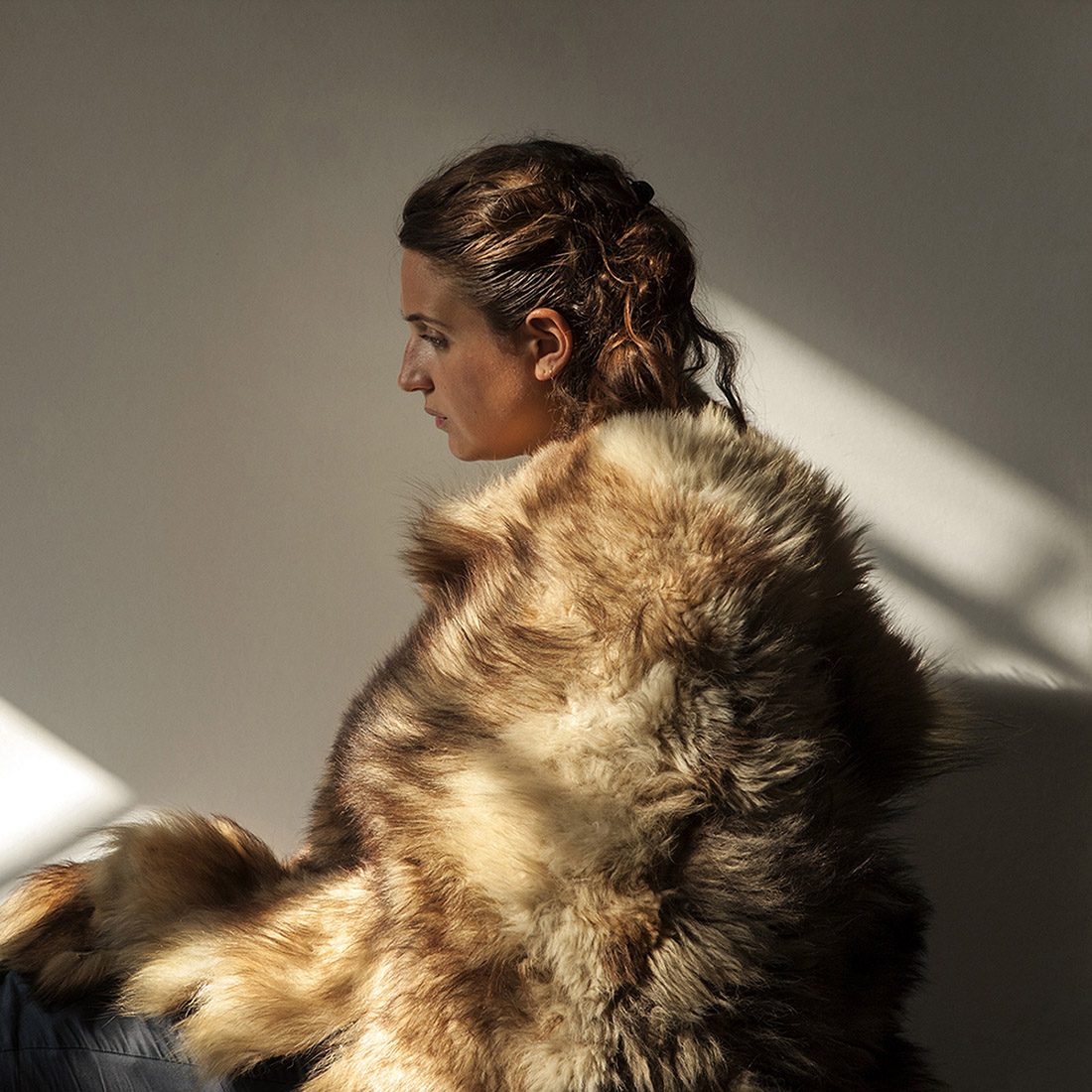 "Cet autoportrait et la photo du nid ont été pour mois les images les plus difficiles à réaliser. Je les ai faites quand j'étais en stage avec Claudine Doury. Elle m'avait demandé de ne travailler sur rien d'autre. Sauf que j'étais à Arles, et pas du tout dans mon atmosphère. Je suis restée une journée entière dans la Maison des stages, dans un grenier poussiéreux où il faisait 40 degrés. Je me suis obligée à ne pas quitter cette pièce, tant que je n'avais pas mes images." Extrait de "Nesting in the Wolf Tree", © Alexandra Serrano 