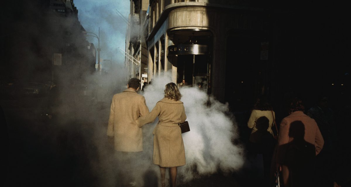 Couple au manteau camel sur Street Steam, New York, 1975. Avec l’aimable autorisation de l’artiste et de la Howard Greenberg Gallery