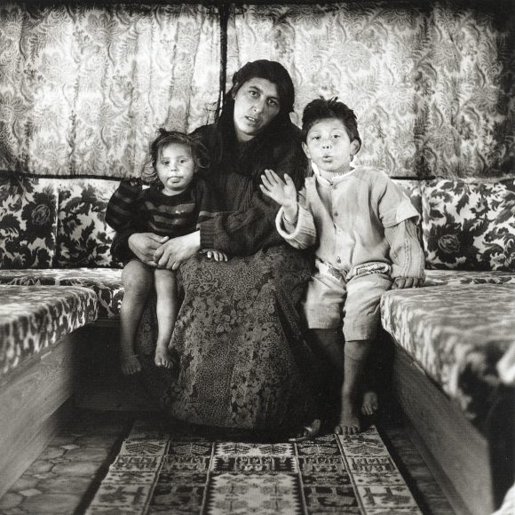 NInaï, Vanessa et Jonathan, Arles, 1995 © Mathieu Pernot Avec l’aimable autorisation de la galerie Éric Dupont.