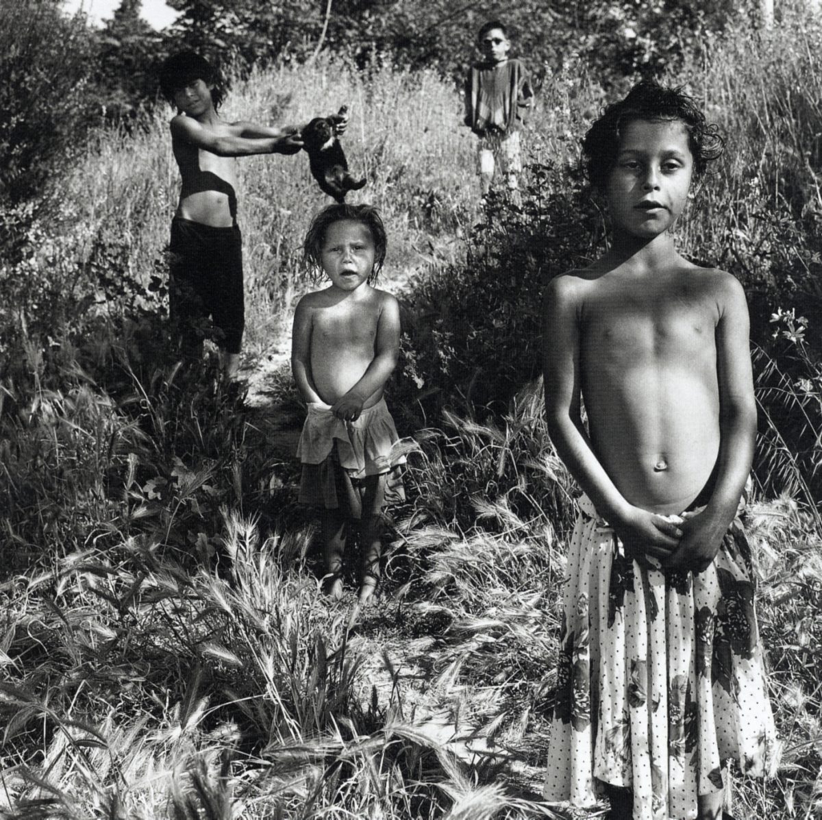 Priscillia, Vanessa, Mickael et Jonathan, Arles 1995 © Mathieu Pernot Avec l’aimable autorisation de la galerie Éric Dupont.