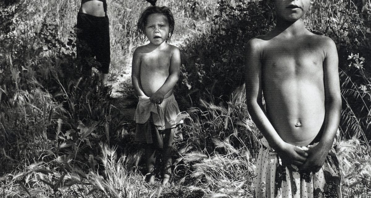 Priscillia, Vanessa, Mickael et Jonathan, Arles 1995 © Mathieu Pernot Avec l’aimable autorisation de la galerie Éric Dupont.