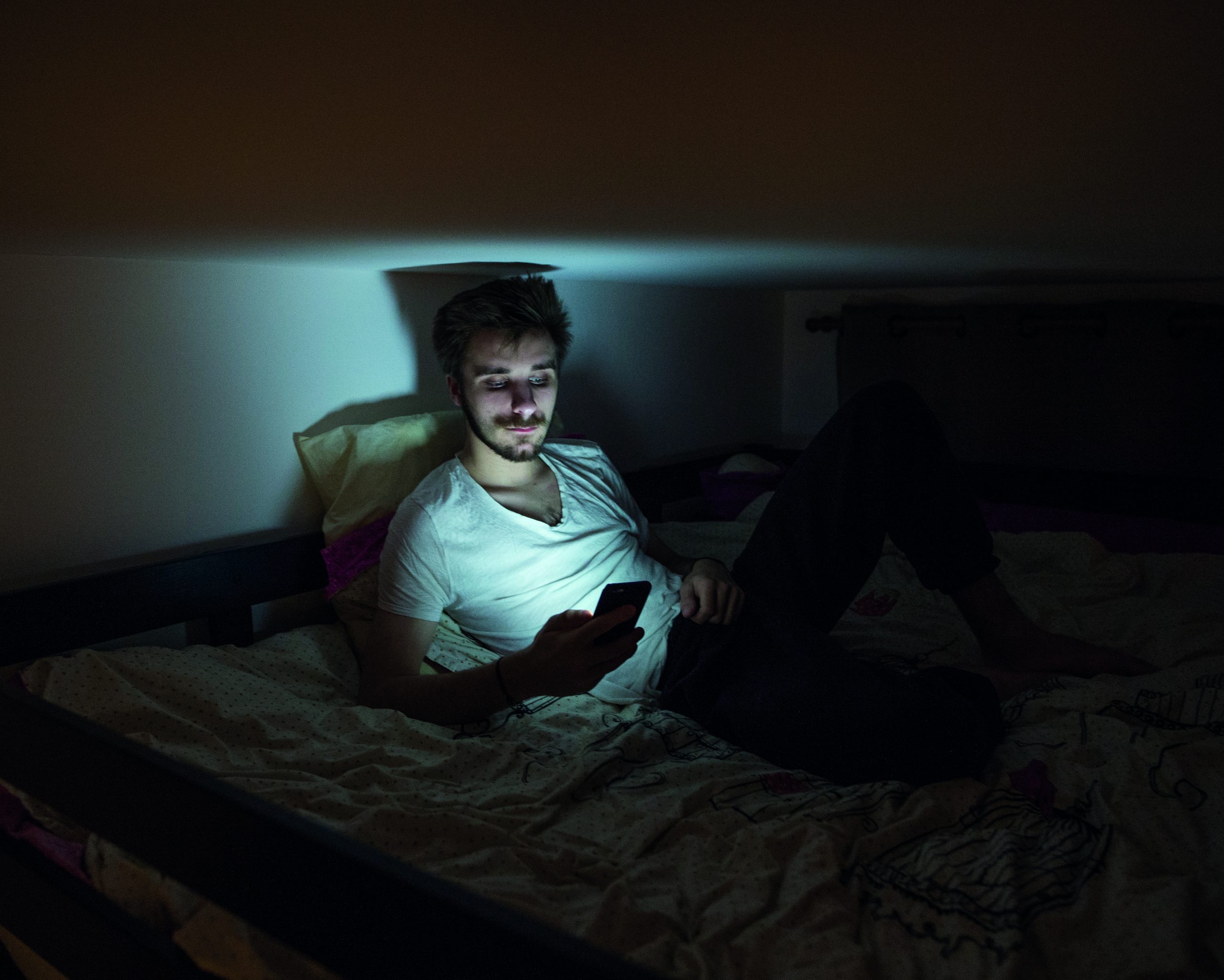Louis, Tinder est le moyen de rencontrer des gens  comme dans la vraie vie mais en mieux affirme le slogan Tinder © Maxime Matthys