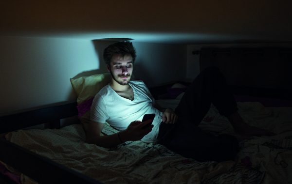Louis, Tinder est le moyen de rencontrer des gens  comme dans la vraie vie mais en mieux affirme le slogan Tinder © Maxime Matthys