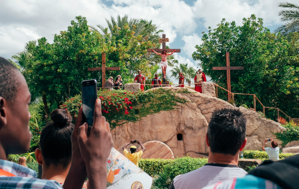 Cinq fois par semaine, à 16h du mardi au samedi, un faux jésus se tord de douleur sur la croix pendant que des soldats romains le fouettent. Le spectacle, qui dure près de 75 minutes, est l’événement le plus réaliste et violent de Holy Land © Cyril Abad