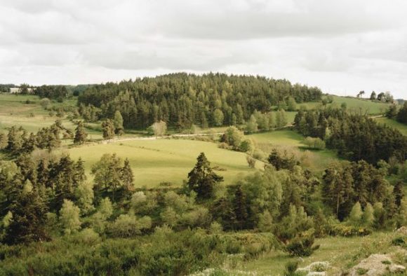 Thibaut Cuisset. Série «Une campagne française». Sans titre (La Margeride, Lozère), 2010. Galerie Les Filles du calvaire, Paris / Thibaut Cuisset/Observatoire photographique national du paysage.