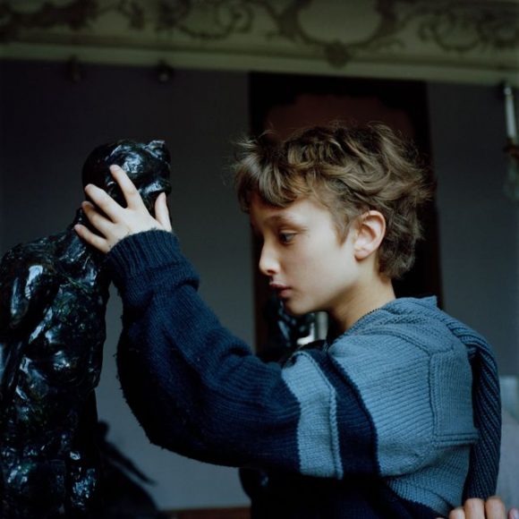 À pleines mains, Louis étudie les creux et les bosses de la sculpture façonnée par les mains de Rodin. Une des photos du livre d'Arnaud de La Bouillerie “Lettre à Jean-Lin” aux éditions Loco, livre de photographies pour non et mal voyants © Marie Liesse