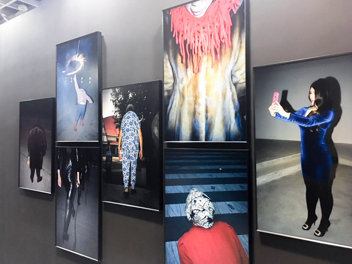 Feng Li, la révélation de ce Jimei Arles Festival, proposé par Thomas Chauvin. Il a également réalisé une série sur Paris montrée brièvement à la galerie Oberkampf en novembre dernier.