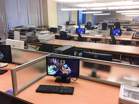 Vrais bureaux délaissés et réutilisés pour l’exposition dans un contexte qui change notre regard aux œuvres. Une partie des ordinateurs abandonnés par le précédent locataire ont servi de support à l’exposition © Fisheye