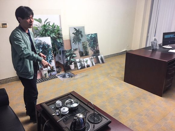 Wang Qi nous fait visiter l’exposition. On y découvre l’œuvre de Penelope Umbrico installée dans l’ancien bureau du dirigeant de cette société. Le bureau comporte un service à thé réservé aux clients les plus importants © Fisheye