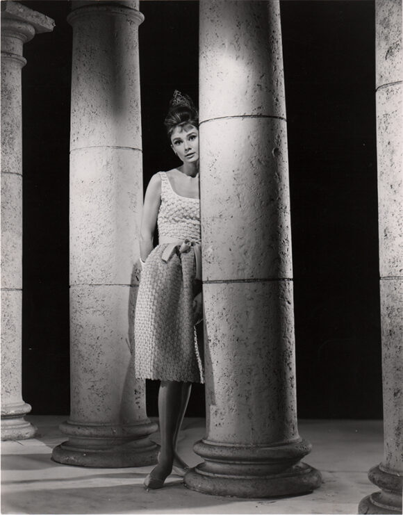 DIAMANTS SUR CANAPE - BREAKFAST AT TIFFANY'S Audrey Hepburn avec une robe de chez Givenchy, film de Blake Edwards, 1961.