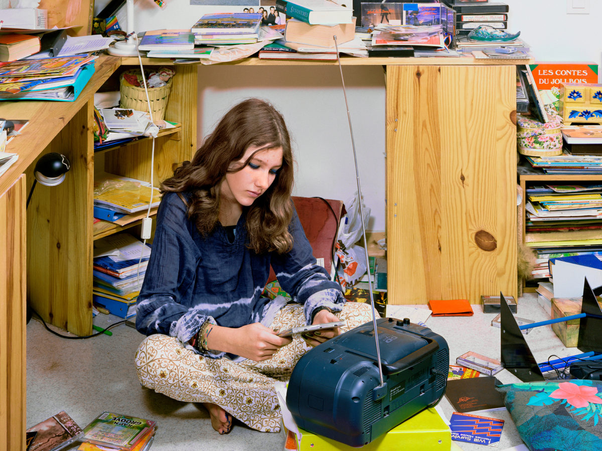Jeune fille dans sa chambre, série « Le plus bel âge », 2000 Rayon produits d’entretien, Les Supermarchés, 1992 © Véronique Ellena