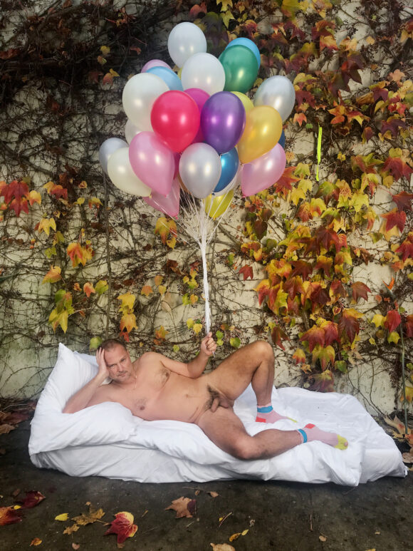 Self-Portrait with Balloons, Paris 2017 © Juergen Teller, All rights Reserved / Fotomuseum, Winterthur