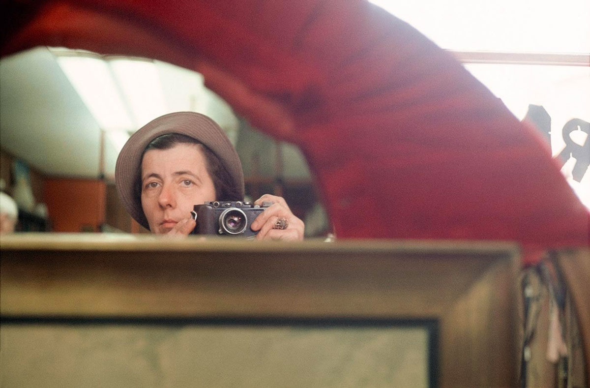  © Estate of Vivian Maier, Courtesy Maloof Collection and Howard Greenberg Gallery, New York, Les Douches la Galerie, Paris