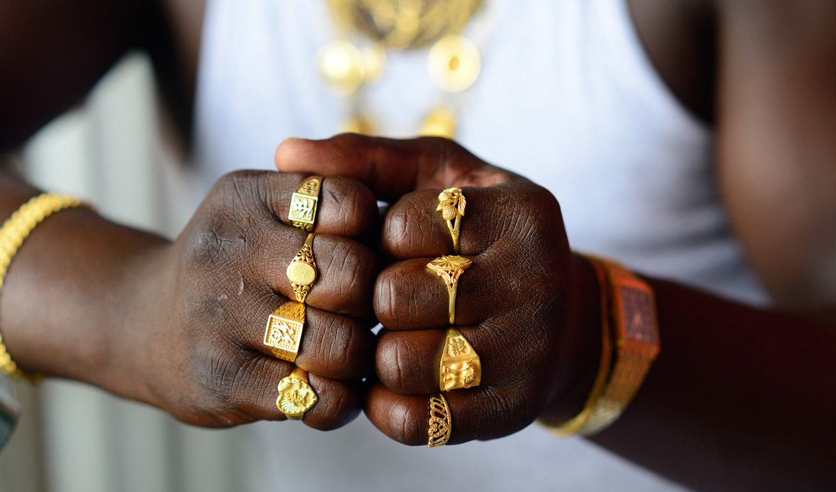 Papakente,-a-Ndjuka-gold-digger-shows-his-rings,-Chinese-market-in-front-of-Grand-Santi,-Surinam,-de-la-série-Cham,-Série-Obia,-2014-©-Nicola-Lo-Calzo