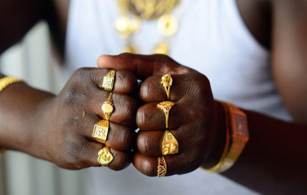 Papakente,-a-Ndjuka-gold-digger-shows-his-rings,-Chinese-market-in-front-of-Grand-Santi,-Surinam,-de-la-série-Cham,-Série-Obia,-2014-©-Nicola-Lo-Calzo