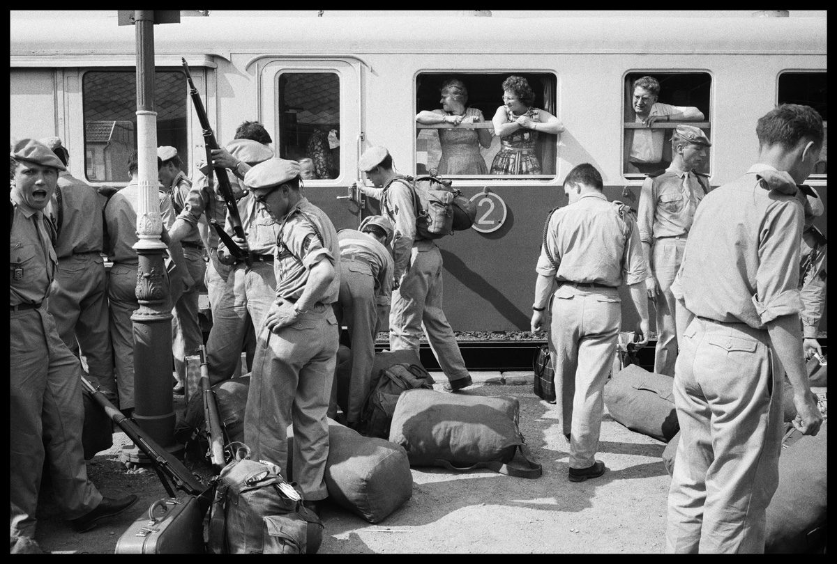 Arrivée des soldats en formation à l’école du Roc, Chamonix-Mont-Blanc, juillet 1962.
