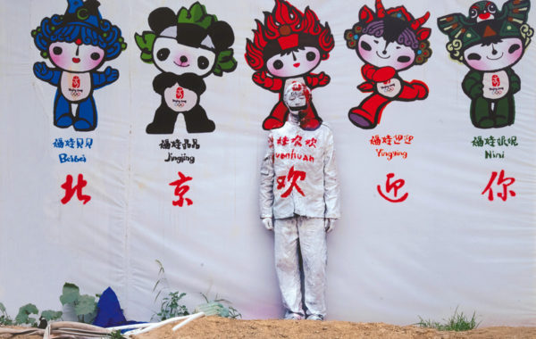 Liu Bolin, Beijing welcomes you, de la série Hiding in the City N° 48, 2007